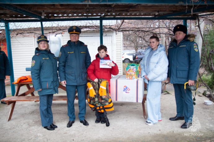 Глава МЧС России Александр Куренков исполнил желание мальчика из Краснодара с «Елки желаний»