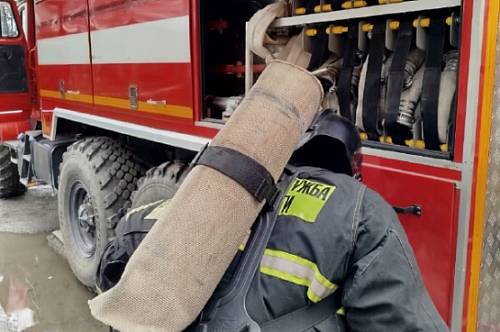 В амурском селе загорелся двухквартирный деревянный дом