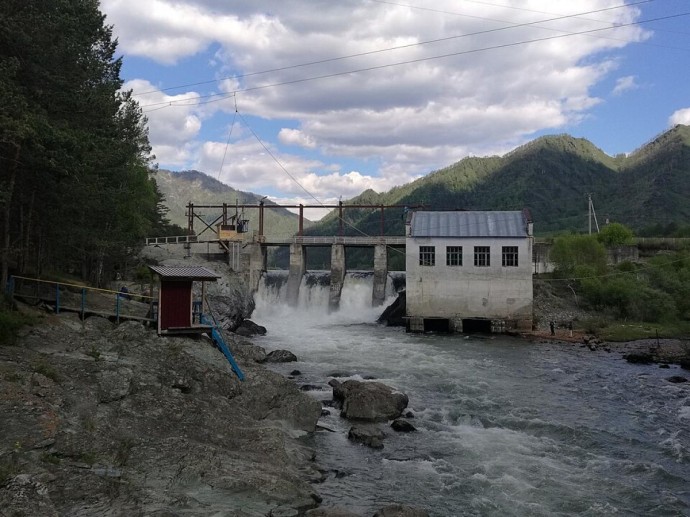 Машины молчат, а горы помнят: что скрывает старая ГЭС на берегу Катуни и как туда попасть
