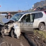 Во Владивостоке водитель внедорожника снес ограждение и задел две машины