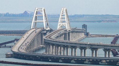 Движение автотранспорта по Крымскому мосту временно остановлено Движение автотранспорта по Крымскому мосту временно остановлено