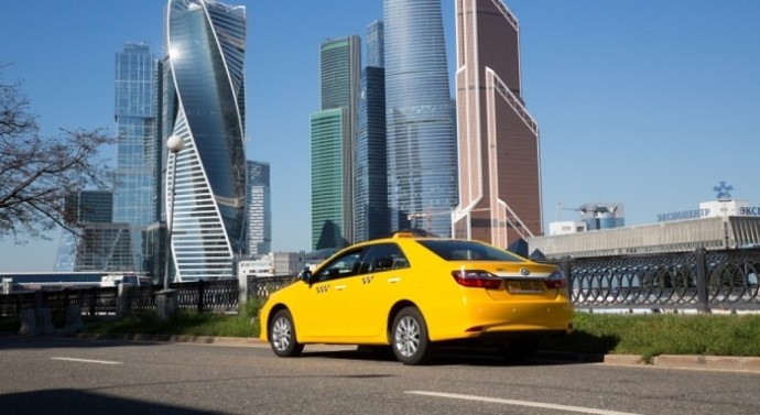 Самозанятым таксистам разрешили работать на находящихся в их собственности иномарках