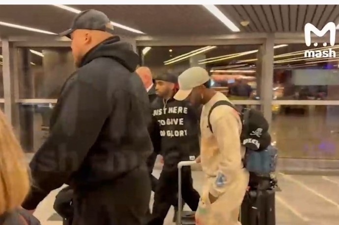 Mash: Американский певец Деруло потерял багаж по прилету во Внуково