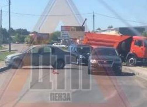 На окраине Пензы легковушка столкнулась с самосвалом, движение осложнено