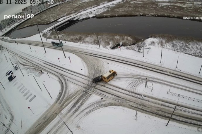 В Северодвинске внедорожник столкнулся с школьным автобусом В Северодвинске внедорожник столкнулся с школьным автобусом