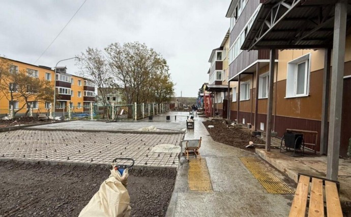 Специалисты минЖКХ проверили ход капитального ремонта дворов в селе Горное на Курилах