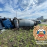 Водитель «КамАЗа» не справился с управлением и опрокинулся в Уфе