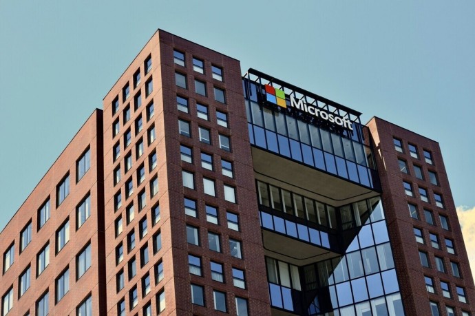 Корпорация Microsoft уволила несколько сотен человек