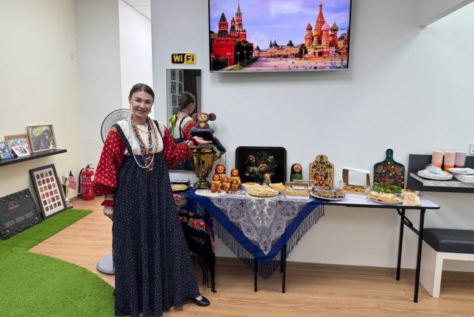 Тулячка спела песню «Дай балалайку» с участниками вечера русской культуры в Малайзии