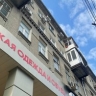 Упавшая наледь с крыши дома отправила мужчину в больницу. Возбуждено дело