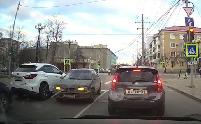 Автохам с кемеровскими номерами проехался "против шерсти" по односторонней дороге в Южно-Сахалинске Автохам с кемеровскими номерами проехался "против шерсти" по односторонней дороге в Южно-Сахалинске