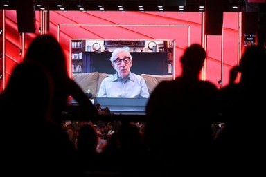 «Я всегда был аполитичным». Вуди Аллен выступил перед россиянами. Чем удивил культовый режиссер?