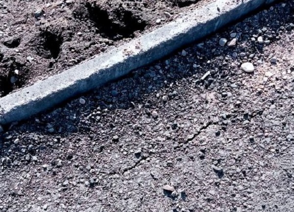 В райцентре в Бурятии бордюр отваливается вместе с асфальтом