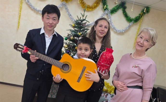От трудностей с моторикой к первым аккордам для мамы: юному сахалинцу подарили гитару От трудностей с моторикой к первым аккордам для мамы: юному сахалинцу подарили гитару