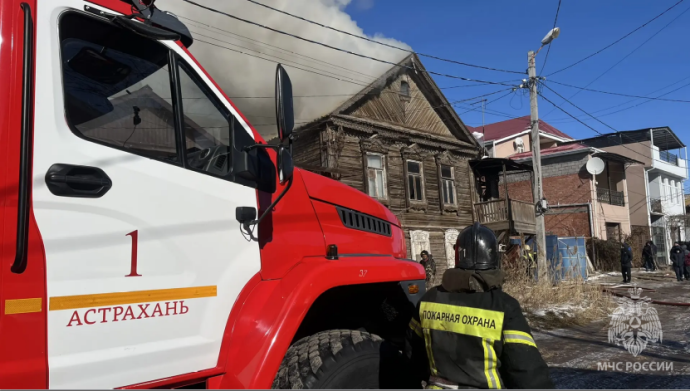 В Астрахани в горящем доме погибла женщина и пострадал мужчина