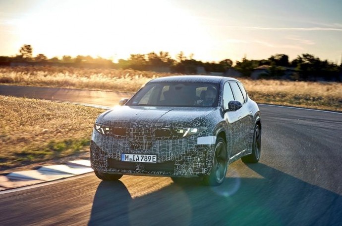 The Verge: прототип электромобиля BMW iX3 умеет сам включать поворотники при перестроении
