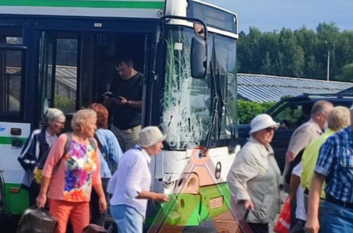 В Заречном Пензенской области в жесткую аварию попал пассажирский автобус