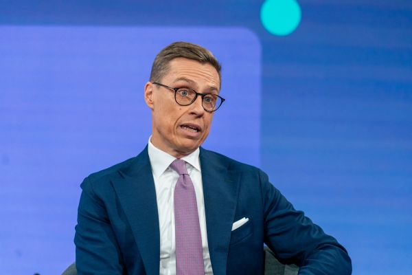 Президент Финляндии Стубб подрабатывает на огороде пугалом — Ilta-Sanomat