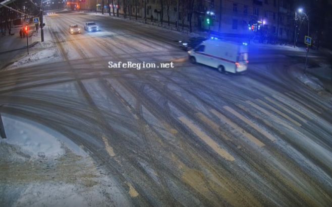 В сети появилось видео ДТП со скорой помощью в Ярославле