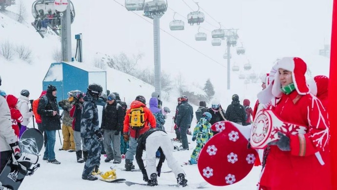 Курорт «Роза Хутор» приостановил продажу ски-пассов, а «Красная поляна» открыла сезон