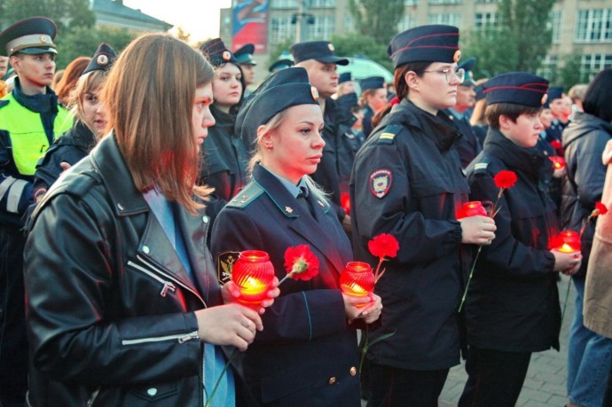 Тульские полицейские и общественники присоединились к Всероссийской акции «Свеча памяти»