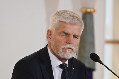 Президент Чехии Павел заявил о невозможности воевать с Россией вечно