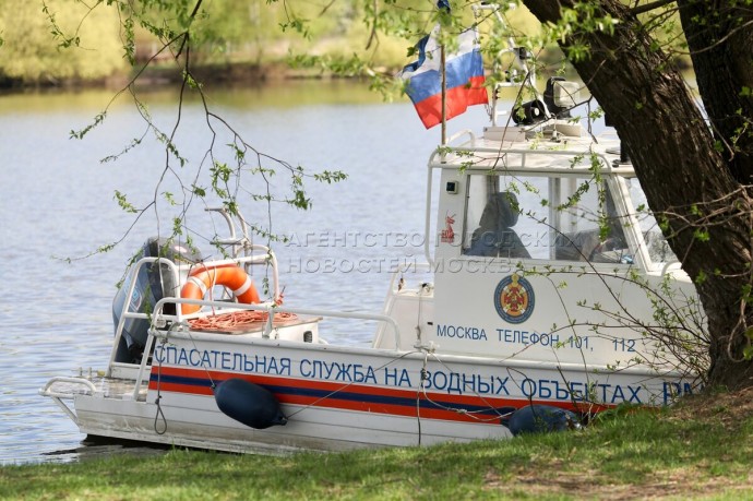 Столичные спасатели усилили патрулирование Москвы-реки и городских водоемов из-за жары