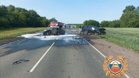 В Башкирии после столкновения сгорел автомобиль — троих увезли в больницу