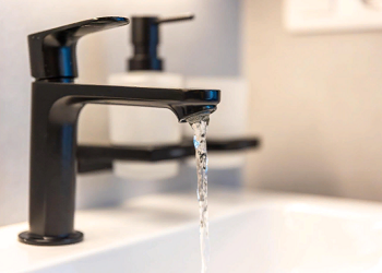 В Благовещенске в районе аэропортовской трассы строители повредили водовод В Благовещенске в районе аэропортовской трассы строители повредили водовод