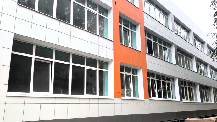 Двери новгородской школы № 31 планируют открыть уже после осенних каникул