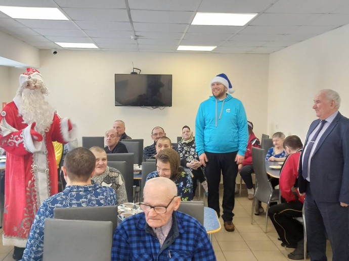 Волонтёры «ОМК Энергомаш» поздравили с наступающими праздниками пожилых людей