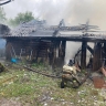 В Валдайском округе на пожаре сгорели три хозпостройки и пострадал человек