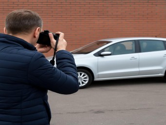 Молодёжь фотографирует машины без спроса: как снимки машин попадают в руки угонщиков