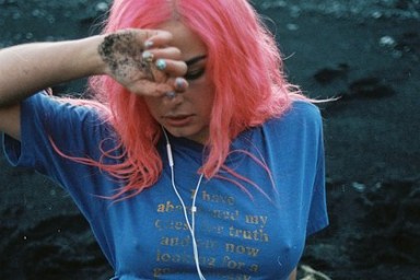 Модники вспомнили об эстетике Tumblr girls. Почему молодежь вдруг решила вернуться в 2014 год?