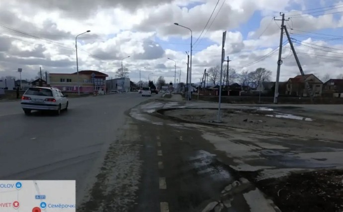 На подъездной дороге к аэропорту Южно-Сахалинска усилили работы по очистке полотна от грязи