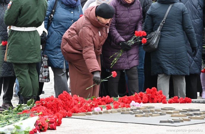 Пенза чтит героев: у Вечного огня прошла торжественная церемония Пенза чтит героев: у Вечного огня прошла торжественная церемония