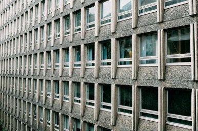 ТАСС: Актер Илья Дель попал в реанимацию после падения из окна