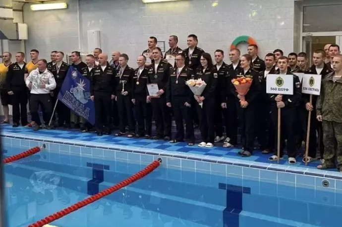 В Полярном военные в форме и с автоматами показали мастерство в уникальных условиях