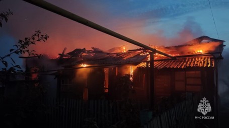 В Башкирии жильцы успели эвакуироваться из горящего шестиквартирного дома