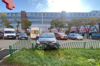 Двух пешеходов на тротуаре сбила женщина на иномарке в Вологде