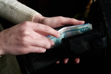 Разница между зарплатами бедных и богатых в России снизилась