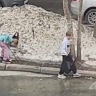 "Хорошее поколение растет": в Южно-Сахалинске заметили детей, которые убирают мусор во дворах