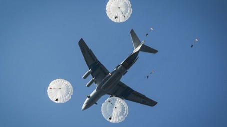 Десантники в ходе учений "Запад-2025" десантируются в тыл "противника"