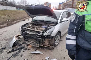 В Чебоксарах по вине сбежавшего водителя врезались две легковушки