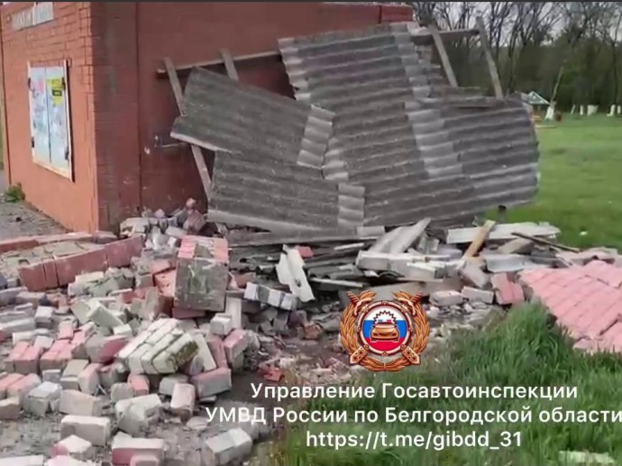 Легковушка протаранила остановочный павильон в Чернянском районе