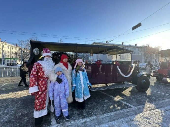По Уфе прокатились Деды Морозы на ретро-автомобилях