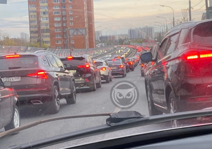 Пензенские автомобилисты стоят в глухой пробке на мосту имени Капашина
