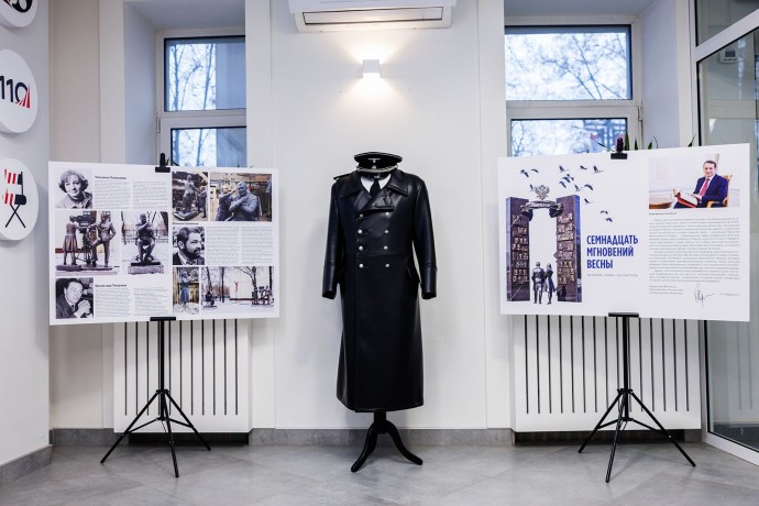 В сквере у Киностудии Горького появились скульптурные композиции, посвященные создателям фильма «Семнадцать мгновений весны»