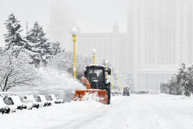 По всей Москве продолжают работы по уборке снега
