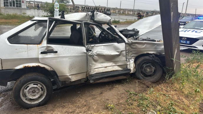 В столкновении легковушки с автобусом и столбом пострадал астраханец